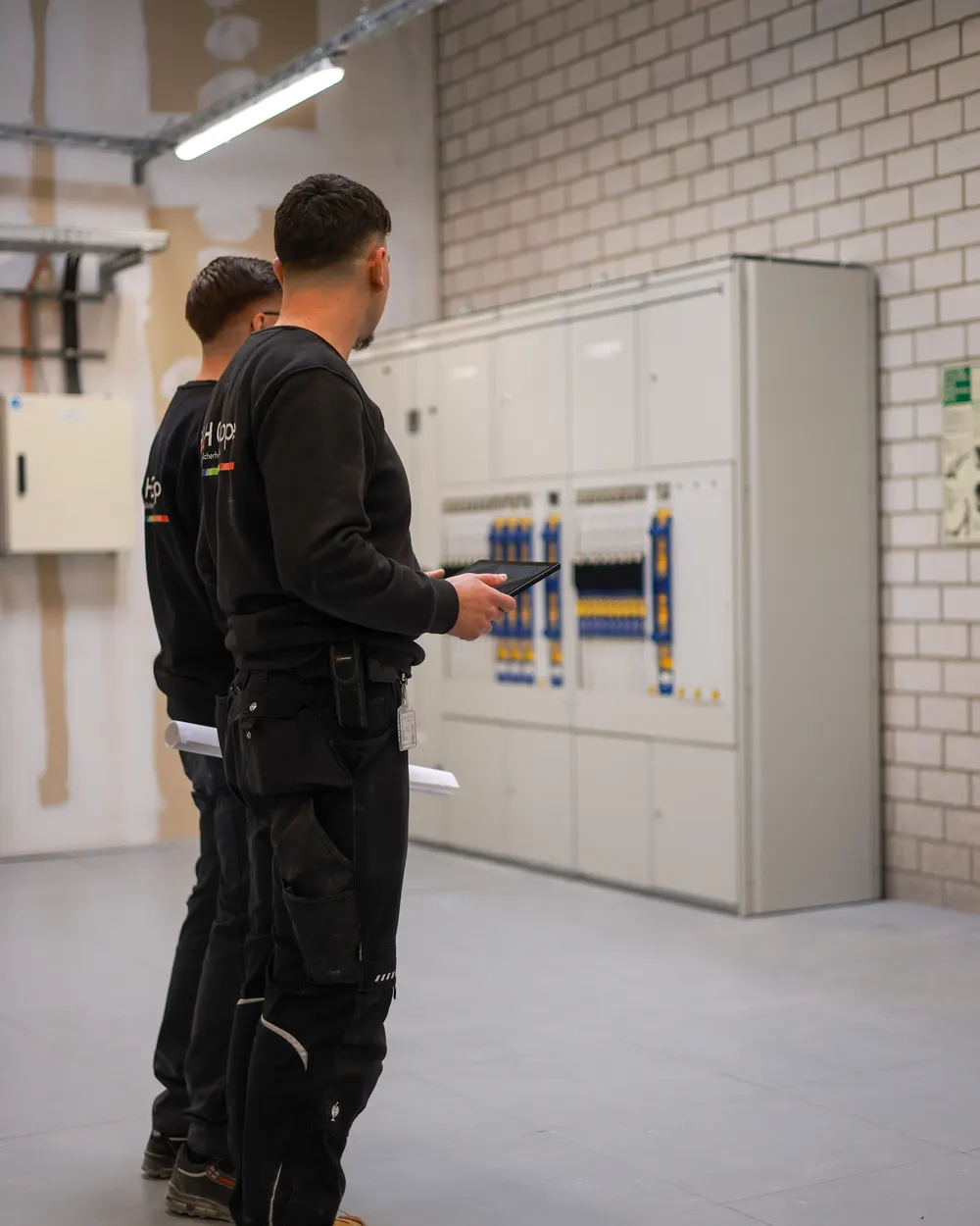G&H Techniker dokumentiert eine Wartung mit der G&H Wartungs-App auf dem Tablet