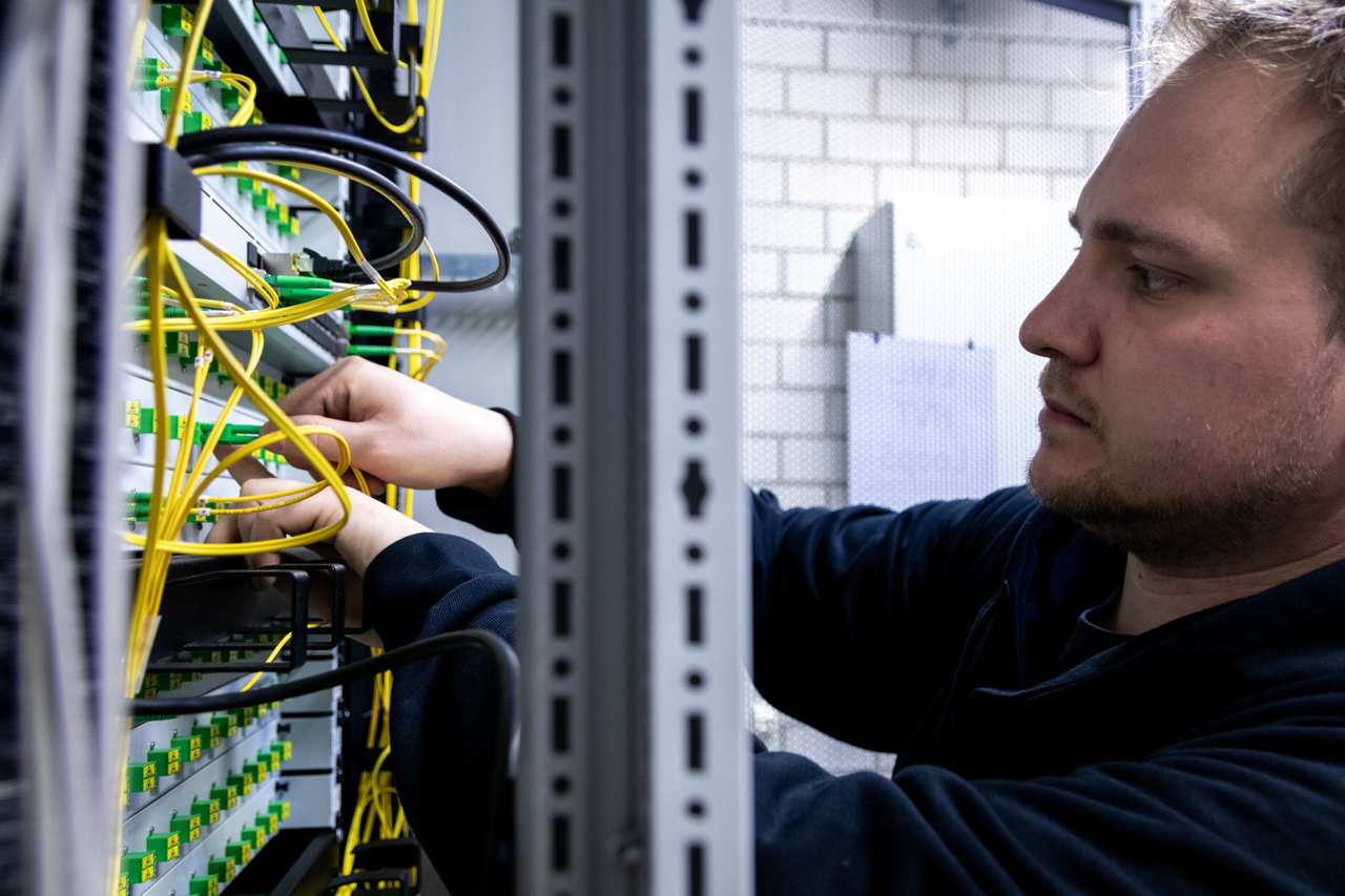 netzwerkschrank patchkabel umstecken